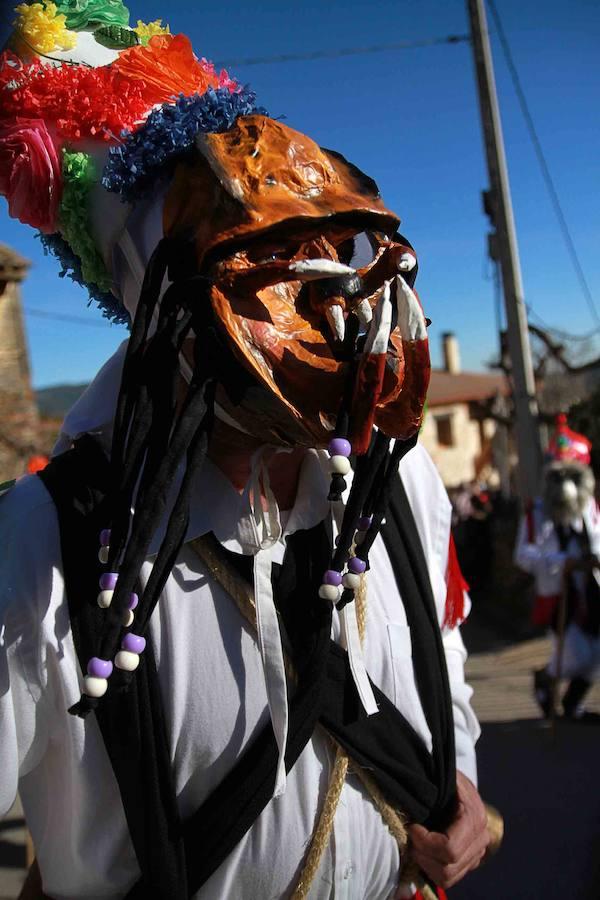 En imágenes, las botargas y mascaritas de Almiruete