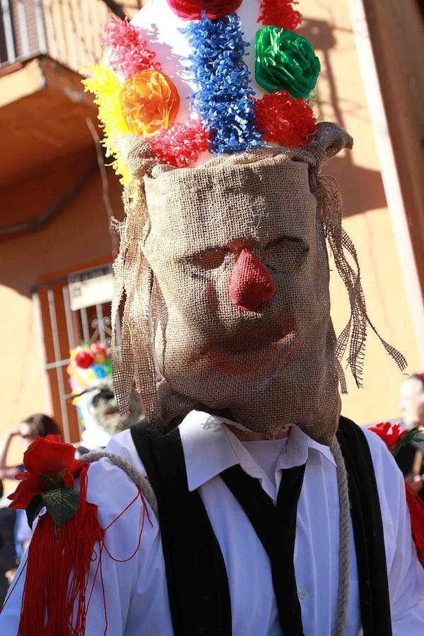 En imágenes, las botargas y mascaritas de Almiruete