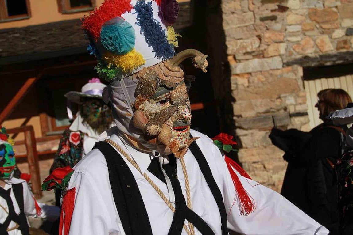 En imágenes, las botargas y mascaritas de Almiruete