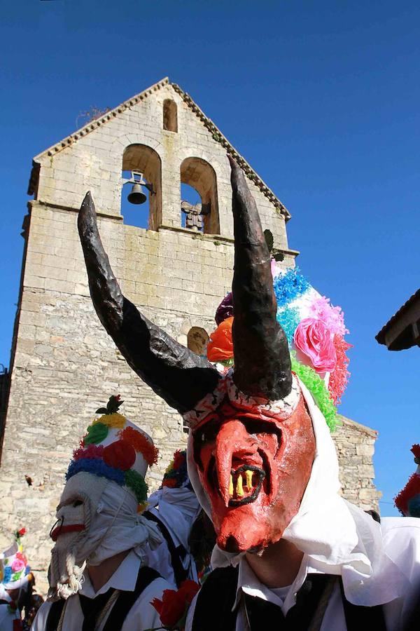 En imágenes, las botargas y mascaritas de Almiruete