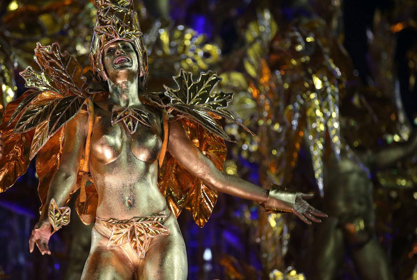 Integrantes de la escuela de samba del Grupo Especial Portela participan en un desfile del Carnaval de Río. 