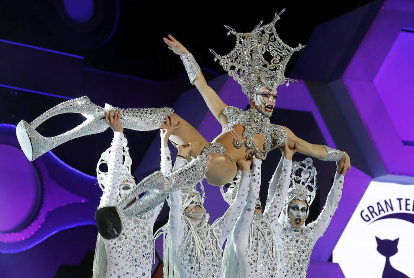 La drag «Vanderbilt» con la fantasía «Akenatón Negro», durante la gala de elección del Drag Queen del Carnaval 2017.