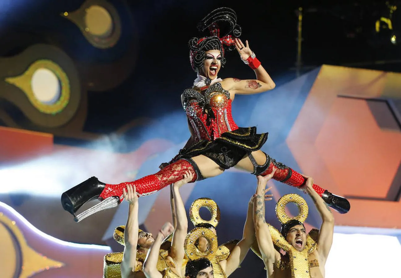 La Drag Noa, con la fantasía «Arriba Mari?neros!!», durante su participación en la Gala Drag del Carnaval de la Eterna Primavera.