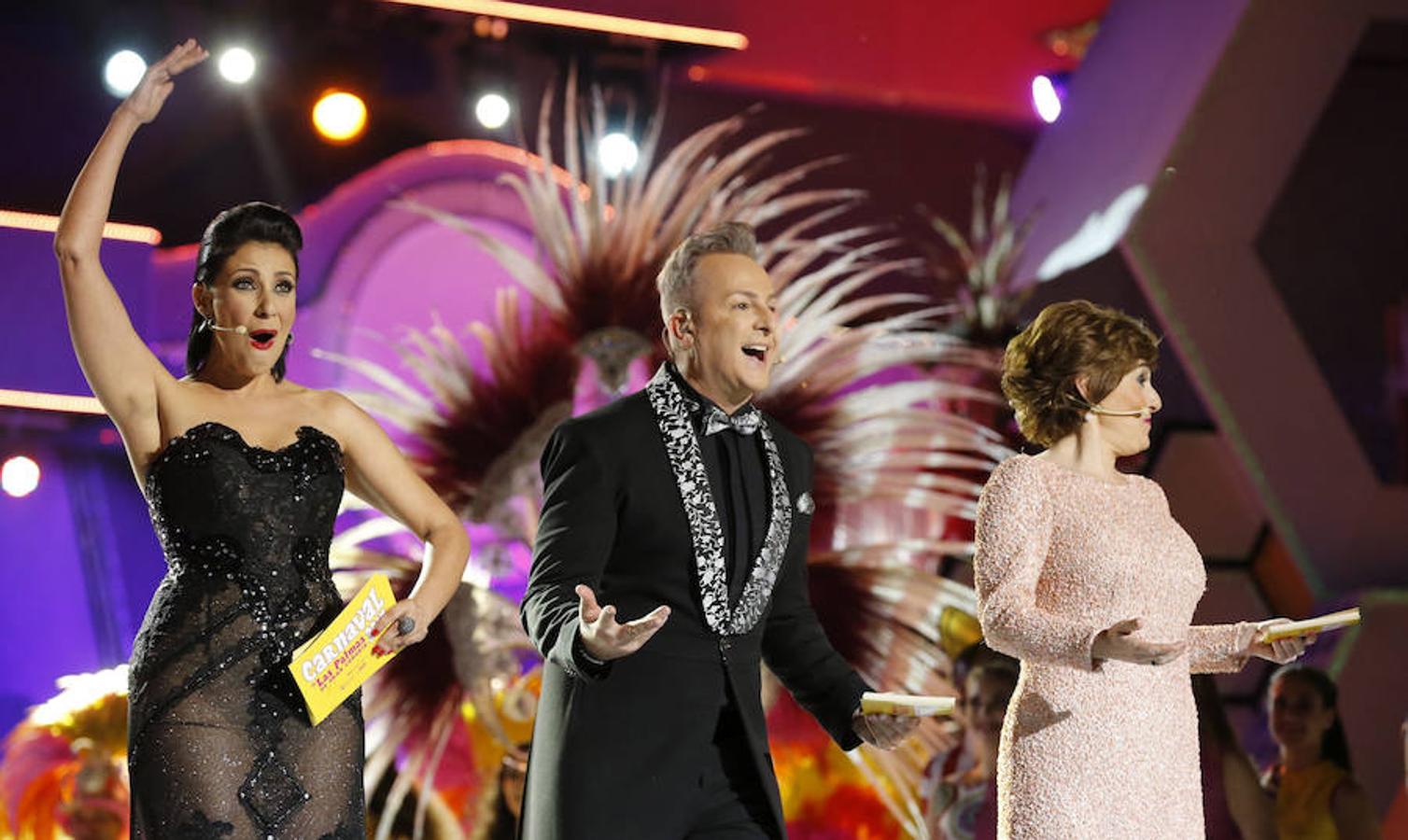 Los presentadores de la Gala Drag del Carnaval de la Eterna Primavera, Yaneli Hernández, Roberto Herrera y Anabel Alonso.. 