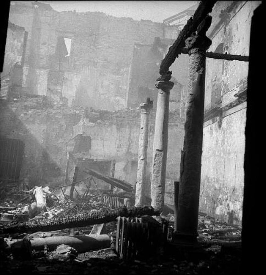 Restos humeantes del patio de los Cristales, a veces citado como «Mudéjar». Foto Archivo Antonio Pareja. 