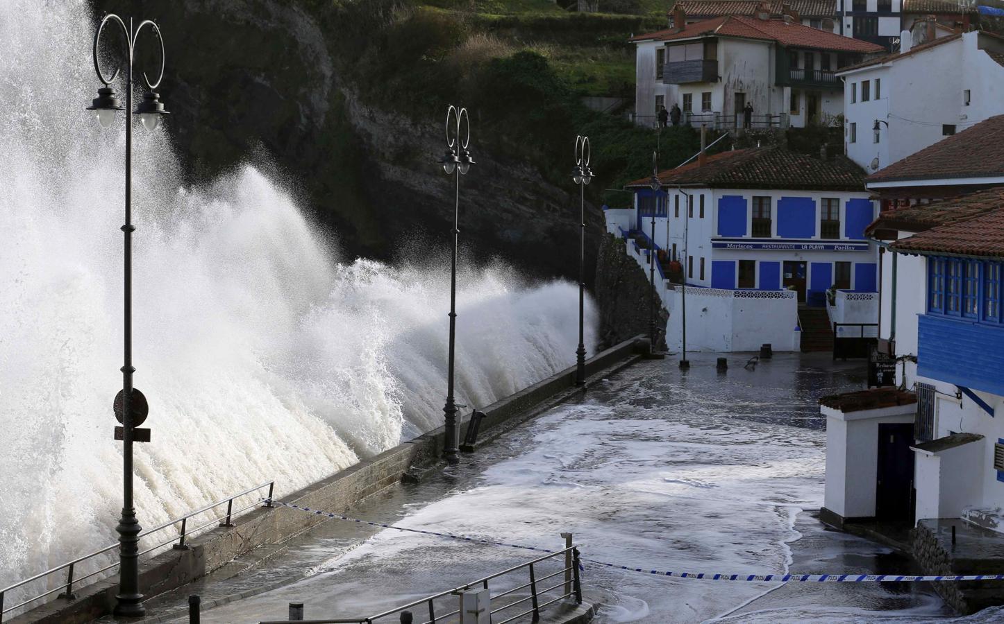 Enormes olas en Tazones (Asturias). 