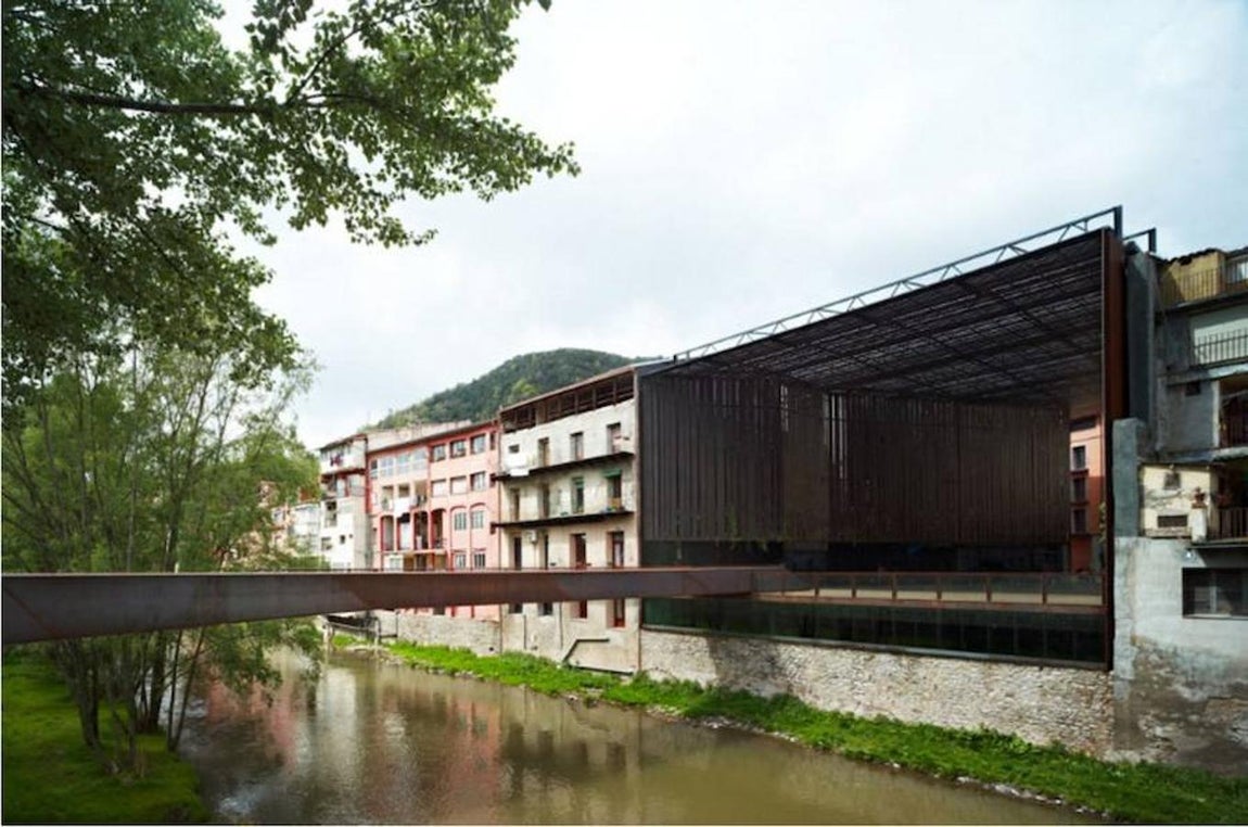 Proyecto Espacio Público Teatro La Lira, en Ripoll, uno de los trabajos más emblemáticos de los arquitector RCR.. 