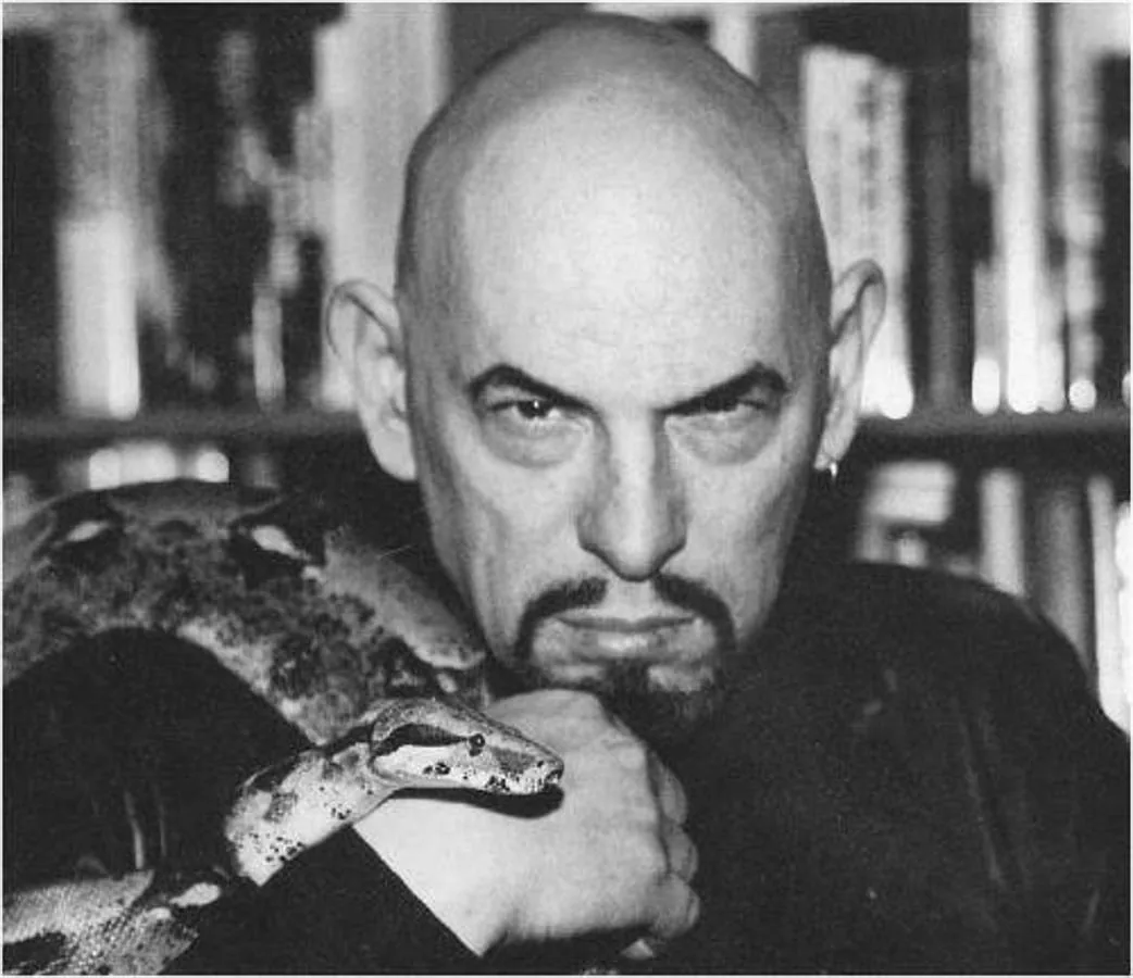 El escritor y músico estadounidense, Anton Szandor LaVey, tuvo numerosas mascotas exóticas, como la serpiente con la que posa para la fotografía