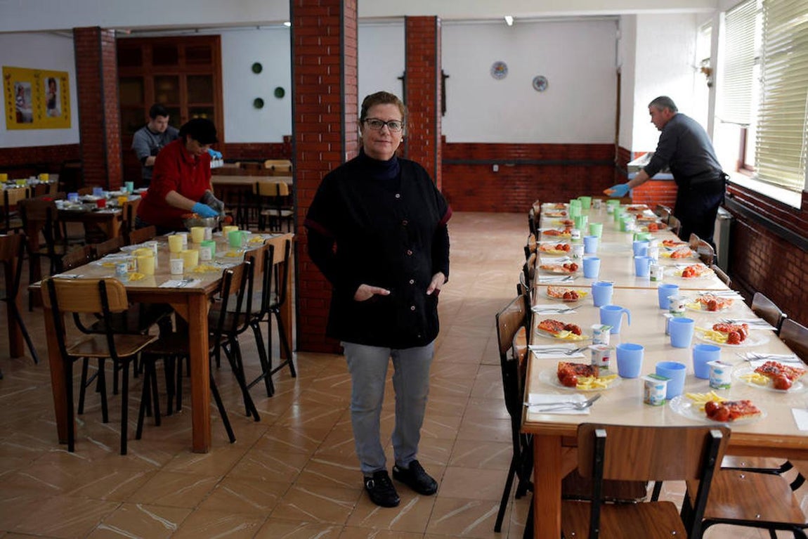Ana Maria Garcia (58), Ronda (Málaga). Cocinera en un colegio. «Las mujeres en algunas profesiones están protegidas, por ejemplo, en mi lugar de trabajo los hombres ayudan a las mujeres a mover las ollas grandes y pesadas con alimentos»