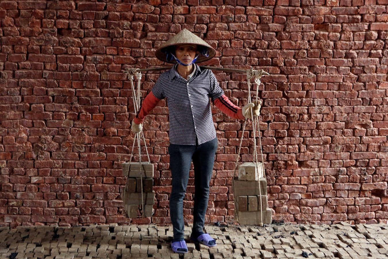 Phung Thi Hai (54), Hanoi (Vietnam). Transportista de ladrillos