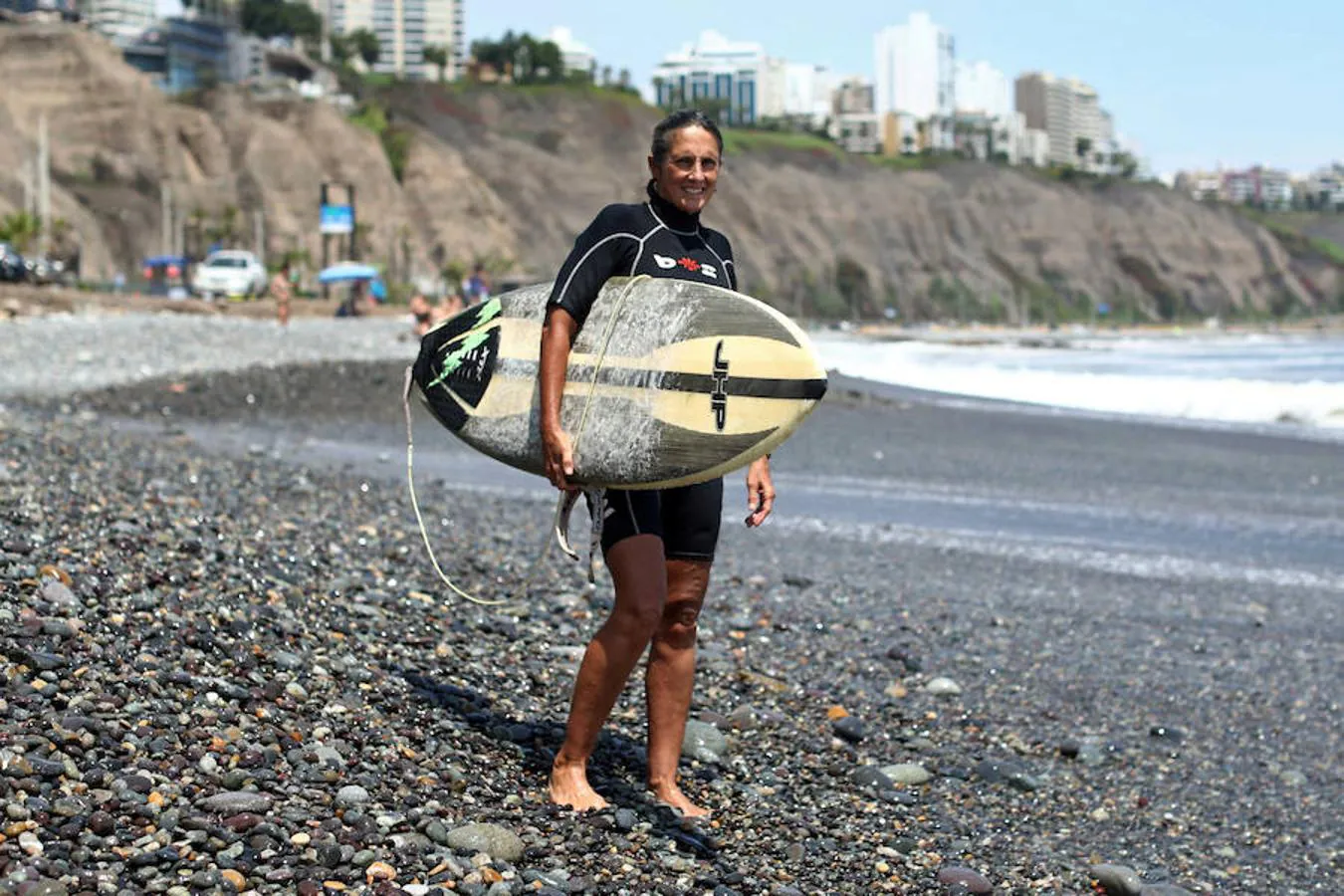 Rocío Larranaga (53), Lima (Perú). Surfera y profesora de surf