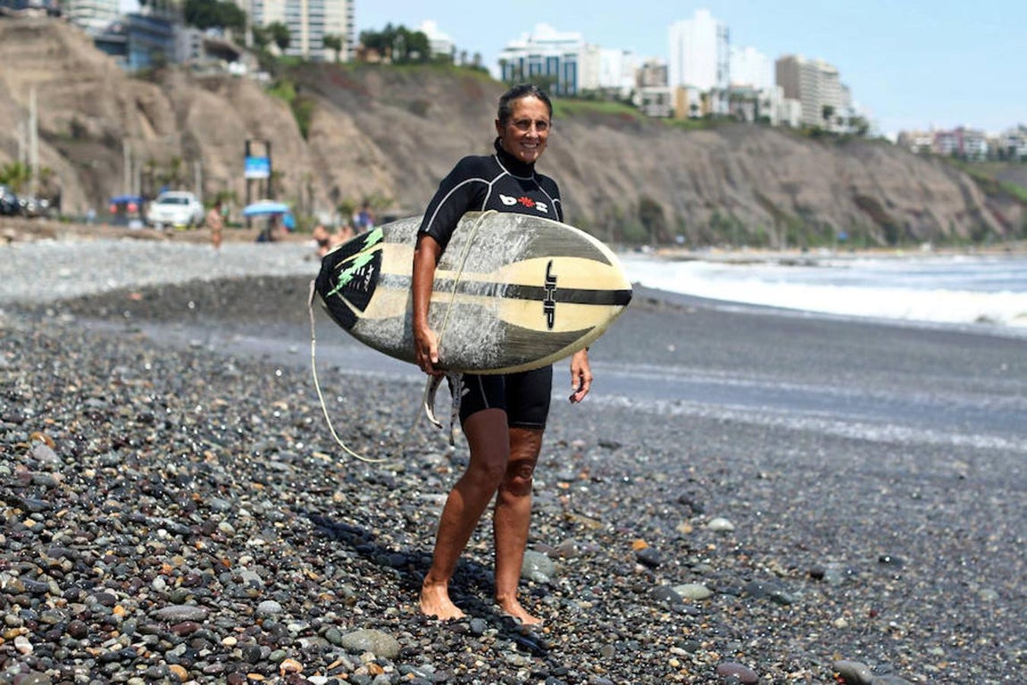 Rocío Larranaga (53), Lima (Perú). Surfera y profesora de surf. «Soy la primera mujer en representar a mi país en competiciones nacionales e internacionales desde 1977. En 1995 me convertí en profesora de surf. Muchas mujeres surfean y son muy buenas. Espero que en el futuro las mujeres tengan la misma participación que los hombres en las competiciones profesionales».