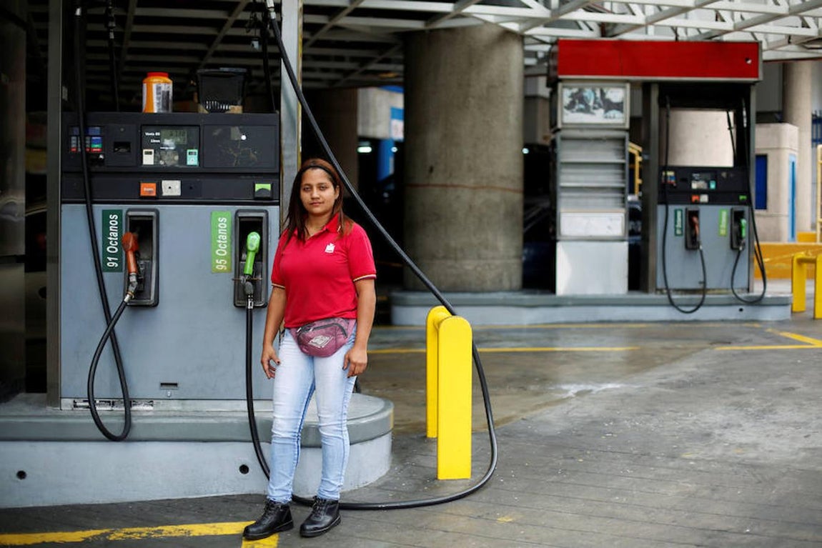 Yanis Reina (30), Caracas (Venezuela). Trabajadora en gasolinera. «Sin duda, este es un trabajo inicialmente destinado a los hombres, porque tienes que estar parado en la calle durante todo el turno, es sucio, grasiento y siempre hay un fuerte olor a gasolina. Tengo que adaptar los pantalones de mi uniforme porque hay hombres y me hacen parecer rara, pero adoro mi trabajo. Mis clientes son como mis parientes, vienen aquí todos los días y conversamos un par de minutos mientras lleno el coche. Vienen todos los días porque se sienten más seguros de ser servidos por una mujer»
