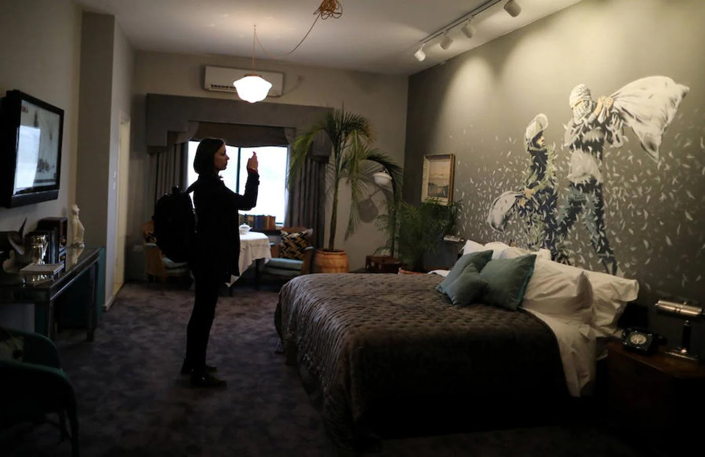El llamado Hotel Segregado cuenta con nueve habitaciones y una suite decoradas con obras del artista británico