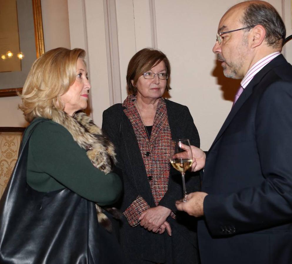 Los invitados al Foro ABC, en imágenes. El presentador de la Tarde de Cope, Ángel Expósito, junto a la delegada del Gobierno en Madrid, Concepción Dancausa (primera a la izda)