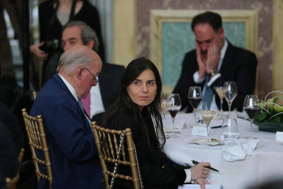 Los invitados al Foro ABC, en imágenes. Montserrat Lluis, subdirectora de ABC siguiendo la intervención del ministro