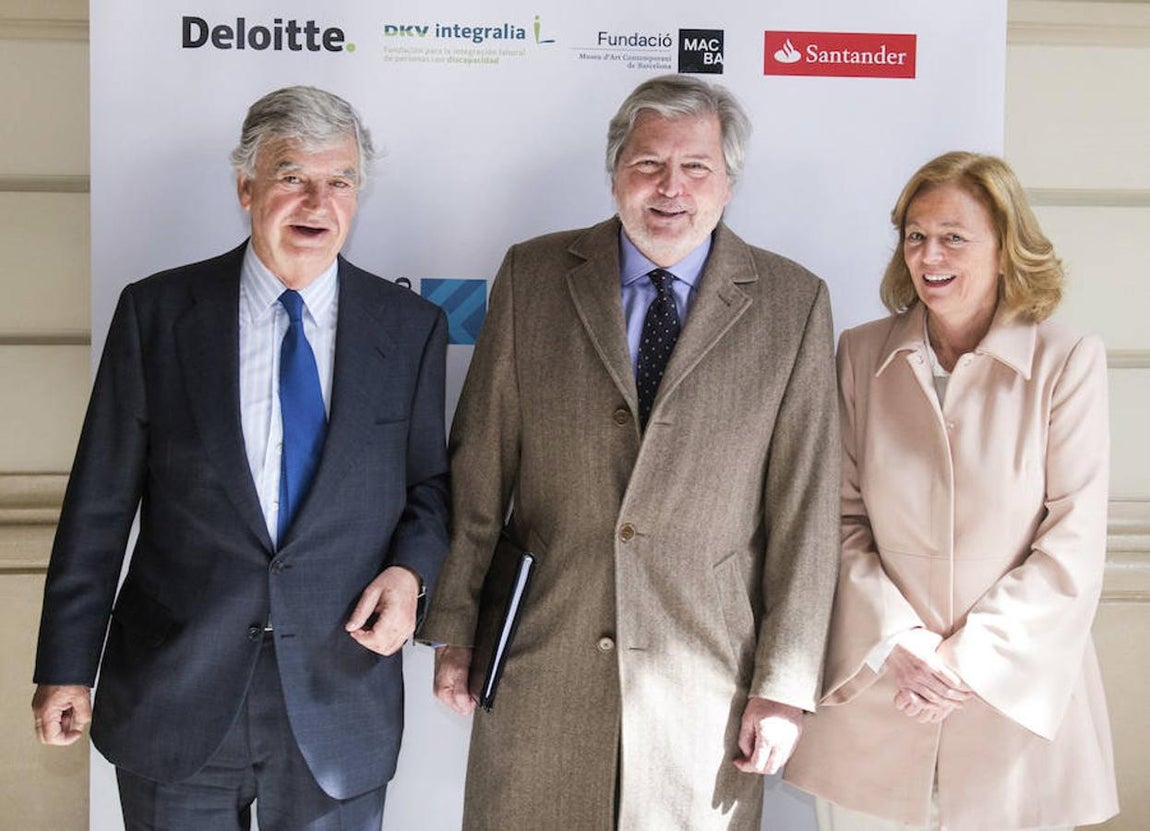 El ministro de Educación, Cultura y Deporte y portavoz del Gobierno, Íñigo Méndez de Vigo, junto a la presidenta editora de ABC, Catalina Luca de Tena y al presidente de Vocento, Santiago Bergareche, posan durante el almuerzo-coloquio del Foro ABC, celebrado hoy en el casino de Madrid. Efe