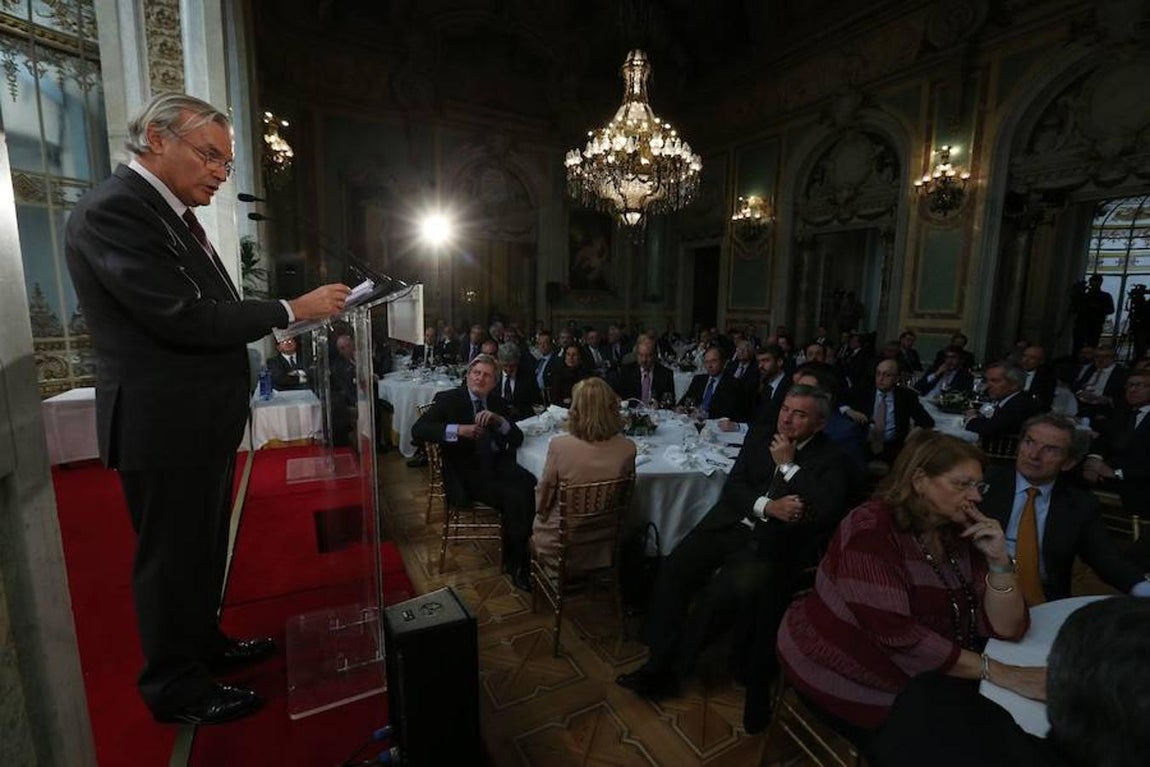 El vicepresidente del Banco Santander, Rodrigo Echenique, se dirige a los asistentes al Foro ABC. Jaime García