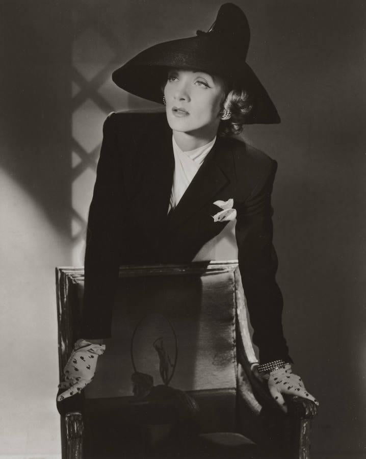 Marlene Dietrich. La actriz luchó por los derechos de las mujeres a través de la moda. La intérprete lucía pantalones y trajes de hombre en una época en la que se consideraba escandaloso y un tabú, tanto en el cine como en privado. Una vez casi es arrestada por usar pantalones en pública durante la década de 1930. «Me visto para la imagen. No para mí, no para el público, no por la moda, no para los hombres», es una de sus frases más recordadas.