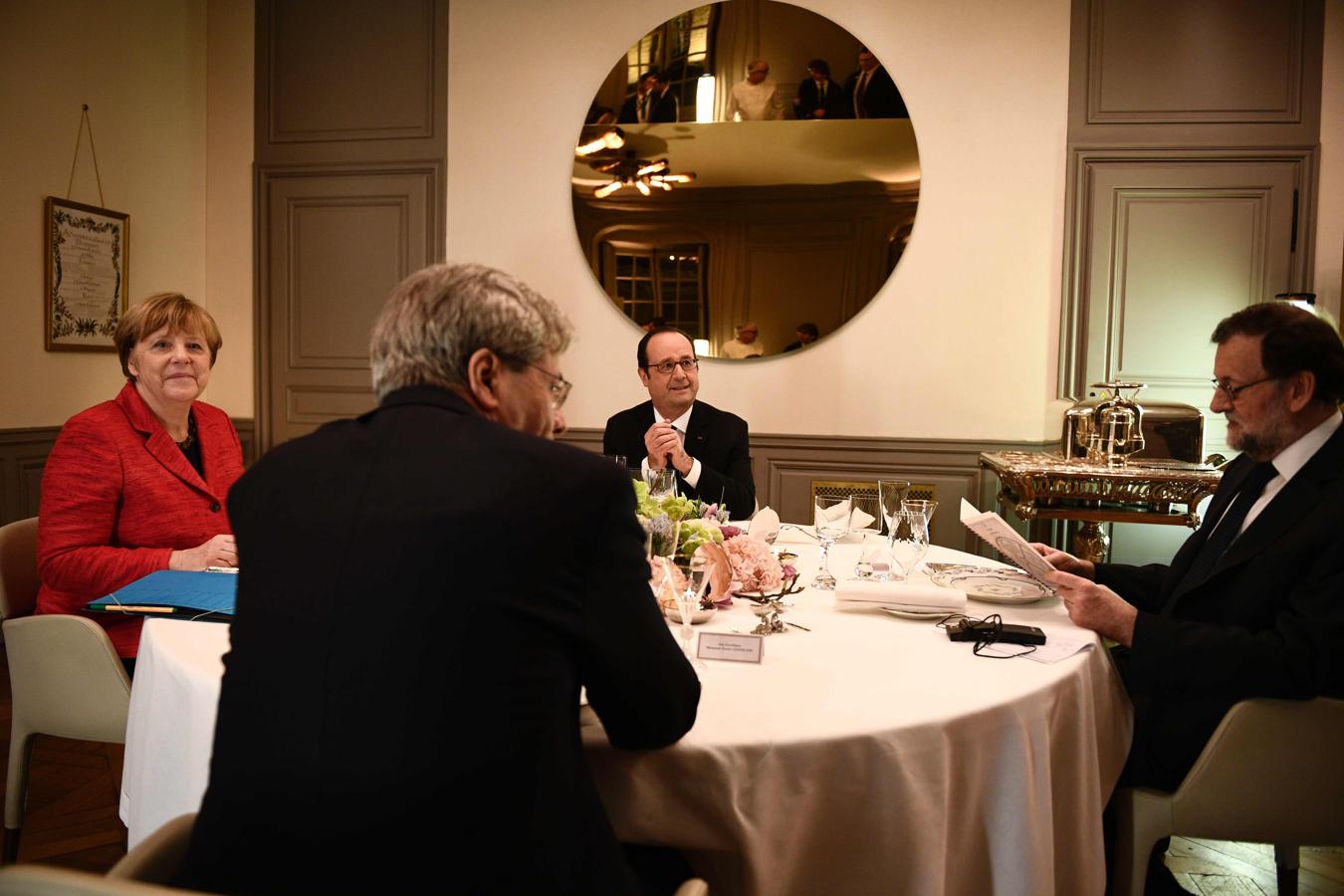 La cena fue ofrecida tras la cumbre a cuatro celebrada ayer en el Palacio de Versalles, en Francia, en la que se ha analizado el futuro de la Unión Europea (UE) sin el Reino Unido. 