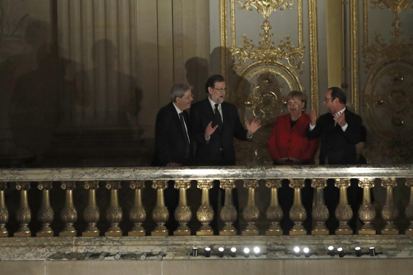 El primer ministro italiano, Paolo Gentiloni; el presidente del Gobierno, Mariano Rajoy; la canciller alemana, Angela Merkel; y el presidente de Francia, François Hollande, visitan el Palacio de Versalles tras la cena. 