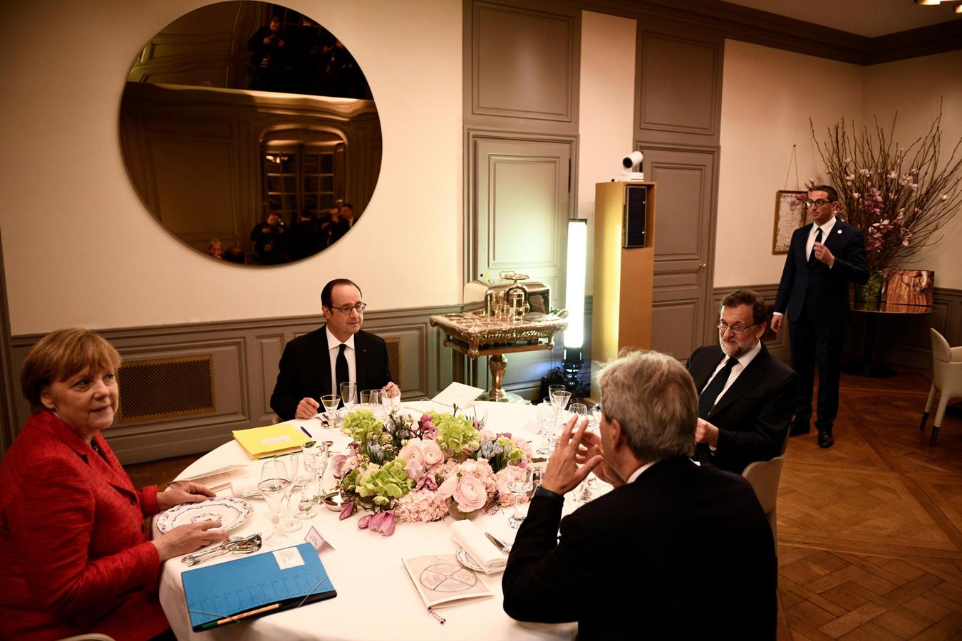 La canciller alemana, Angela Merkel; el presidente de Francia, François Hollande (fondo); el presidente del Gobierno, Mariano Rajoy (d), y el primer ministro italiano, Paolo Gentiloni (primer término). 