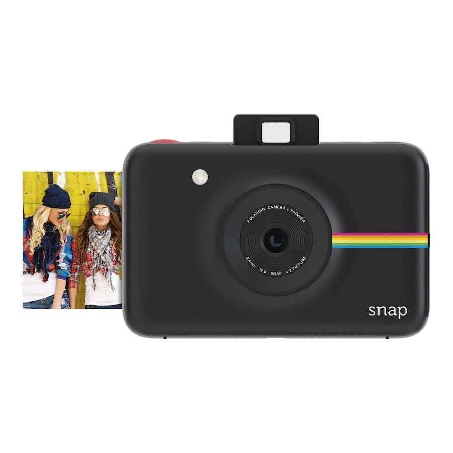Capturar el momento. Los regalos que se hacen con la intención de guardar grandes recuerdos son un éxito asegurado. Para los amantes de la fotografía, las cámaras Polaroid siempre son una buena opción que además mezcla ese punto retro con innovación para los más nostálgicos. Kit de cámara Polaroid Snap + Papel + Funda (149€).