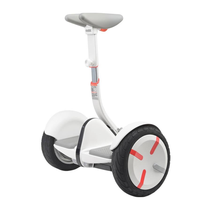 Sobre dos ruedas. Los amantes de los patinetes eléctricos y las dos ruedas están de enhorabuena. Segway se renueva y lanza Ninebot by Segway, fácil de guardar por su reducido tamaño y sencillo de manejar, este segway además puede controlarse desde el smartphone. Una forma rápida y eficaz de desplazarse. Ninebot by Segway (699€ en el Corte Inglés).