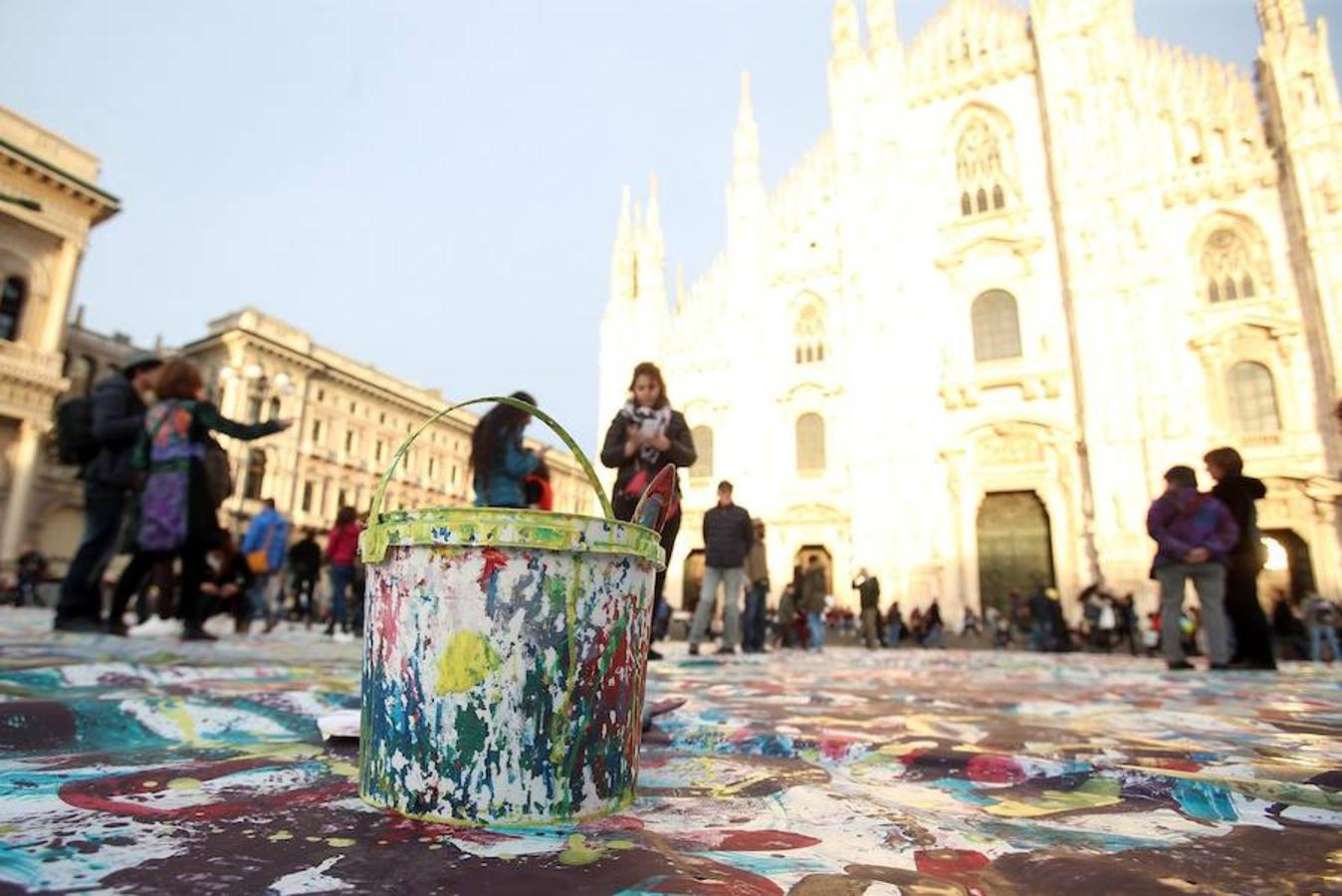 Milán: una enorme lona es extendida en la Plaza del Duomo durante el Día Mundial de la Mujer, para que los ciudadanos puedan dejar mensajes en contra de la violencia de género 