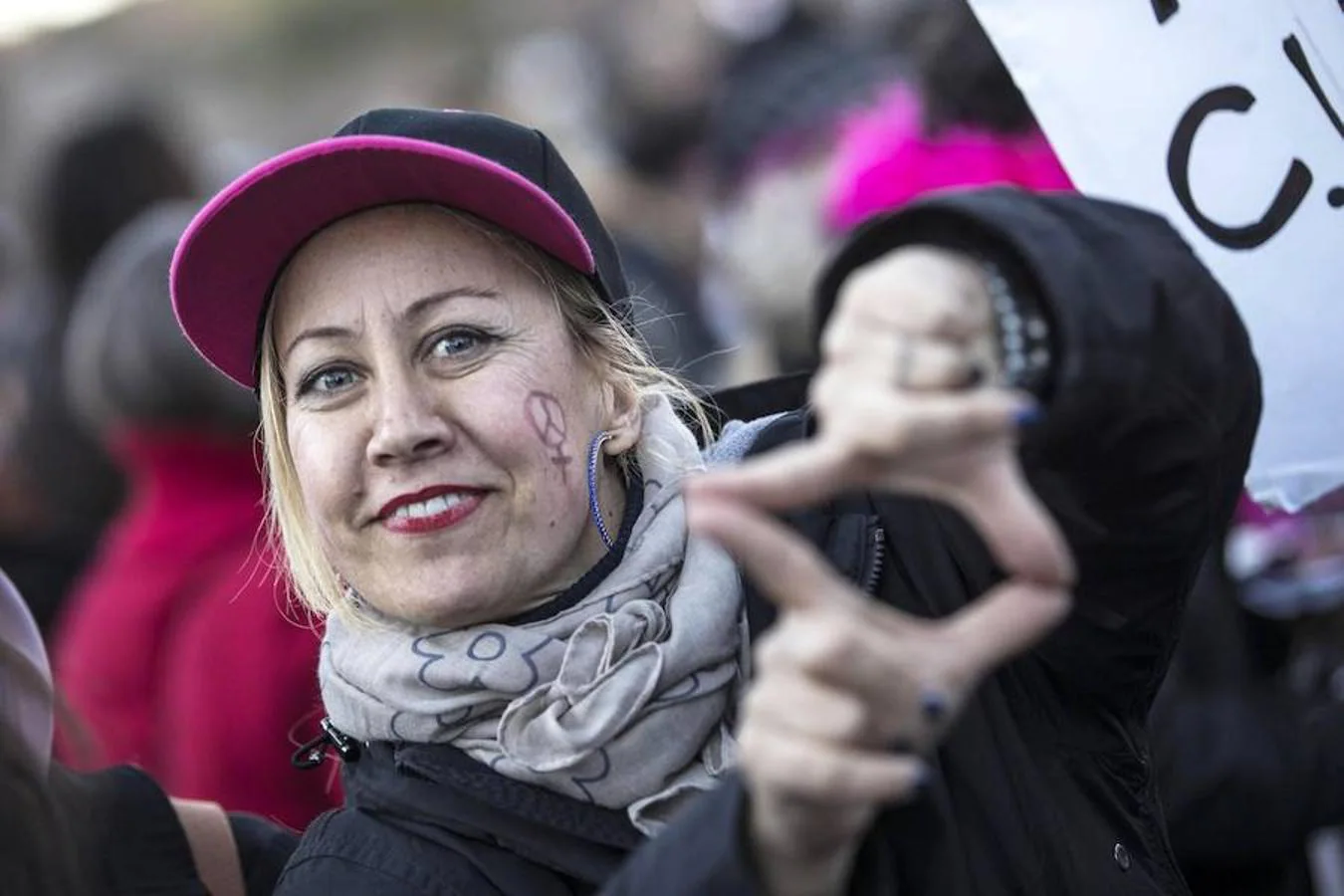 Mujeres italianas asisten a una marcha durante el Día Mundial de la Mujer en Roma (Italia). La marcha se ha convocado para protestar contra la discriminación y la violencia de género