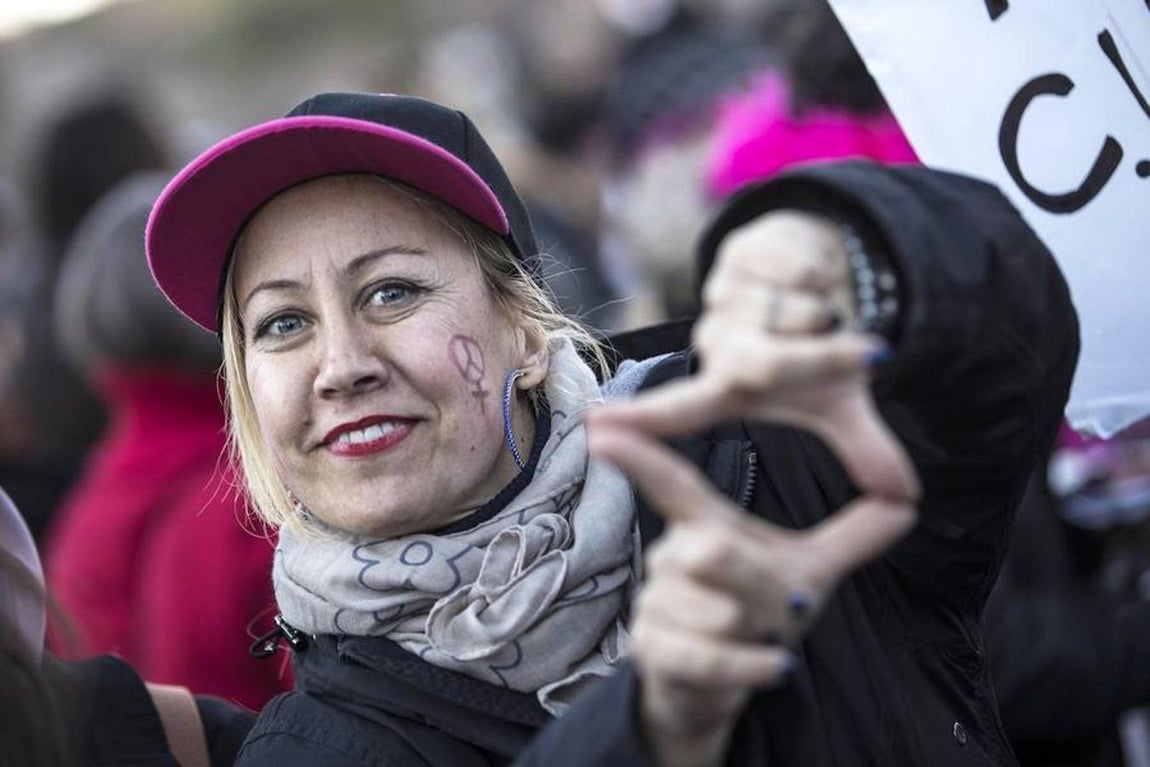 Mujeres italianas asisten a una marcha durante el Día Mundial de la Mujer en Roma (Italia). La marcha se ha convocado para protestar contra la discriminación y la violencia de género. 