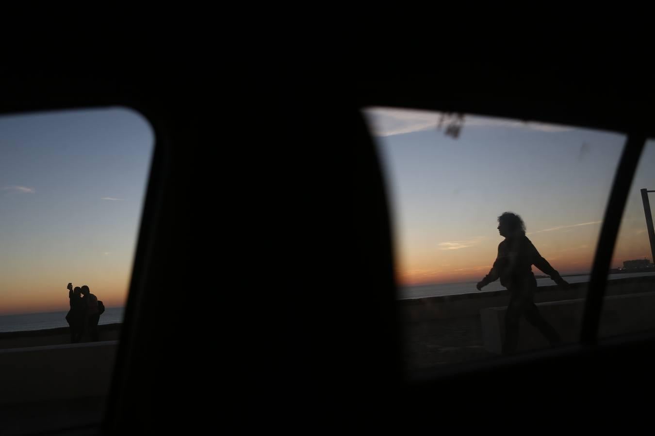 Los gaditanos disfrutan del buen tiempo en la playa