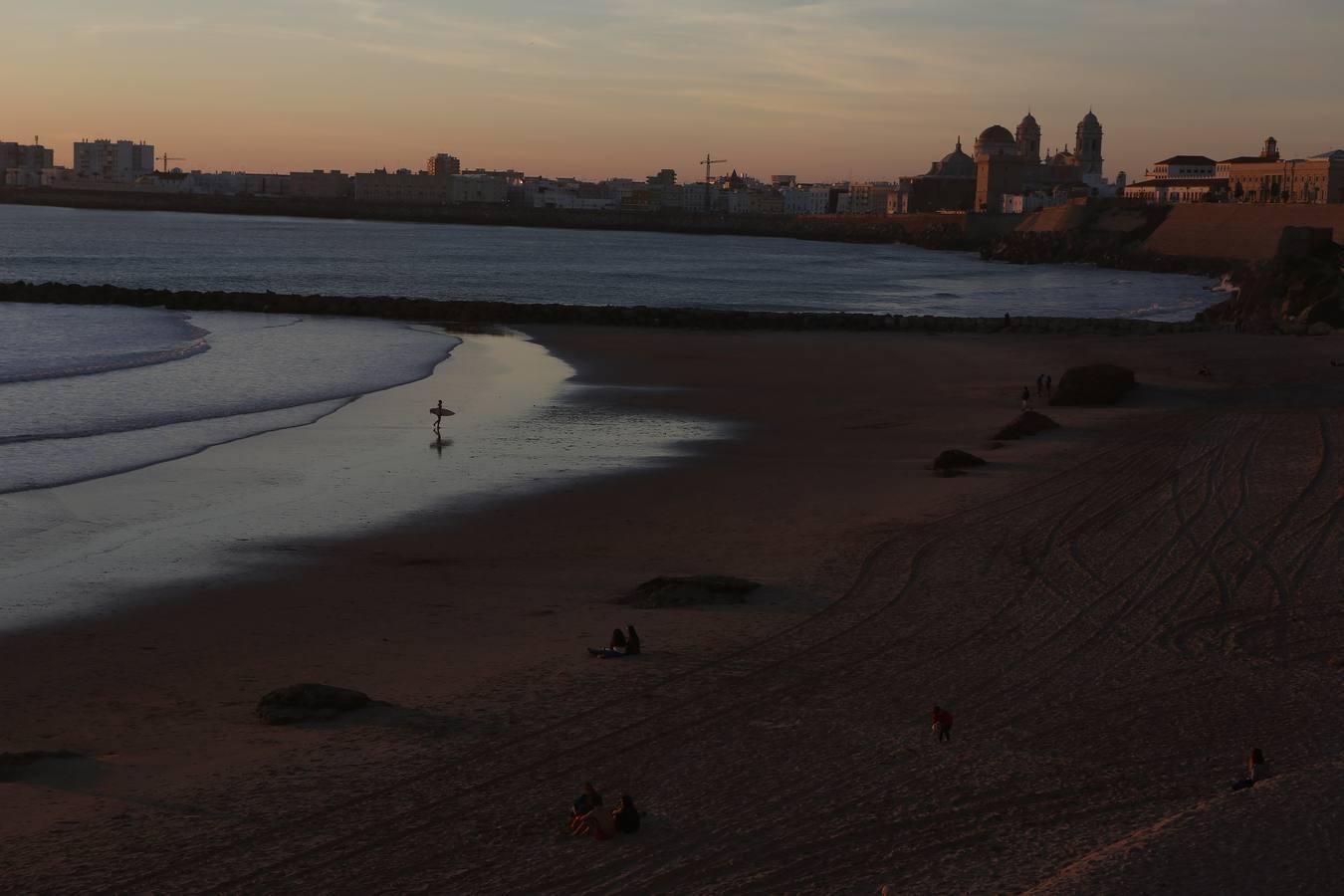 Los gaditanos disfrutan del buen tiempo en la playa