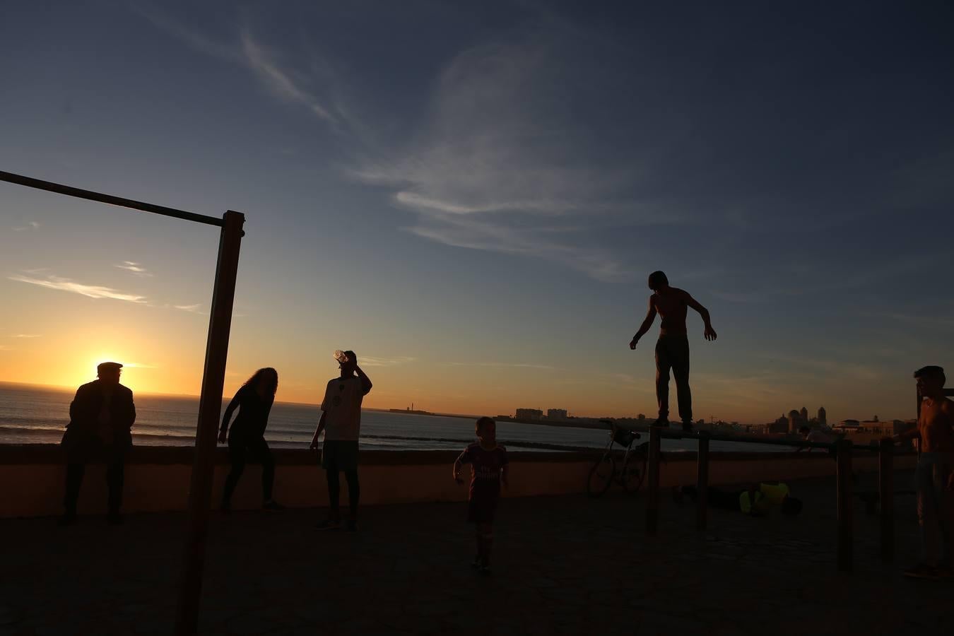 Los gaditanos disfrutan del buen tiempo en la playa