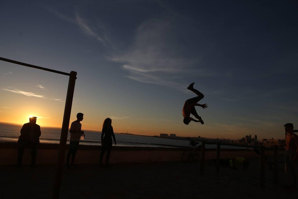 Los gaditanos disfrutan del buen tiempo en la playa