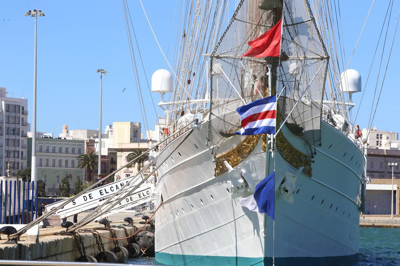 El &#039;Juan Sebastián de Elcano&#039;, listo para salir del muelle de Cádiz este domingo