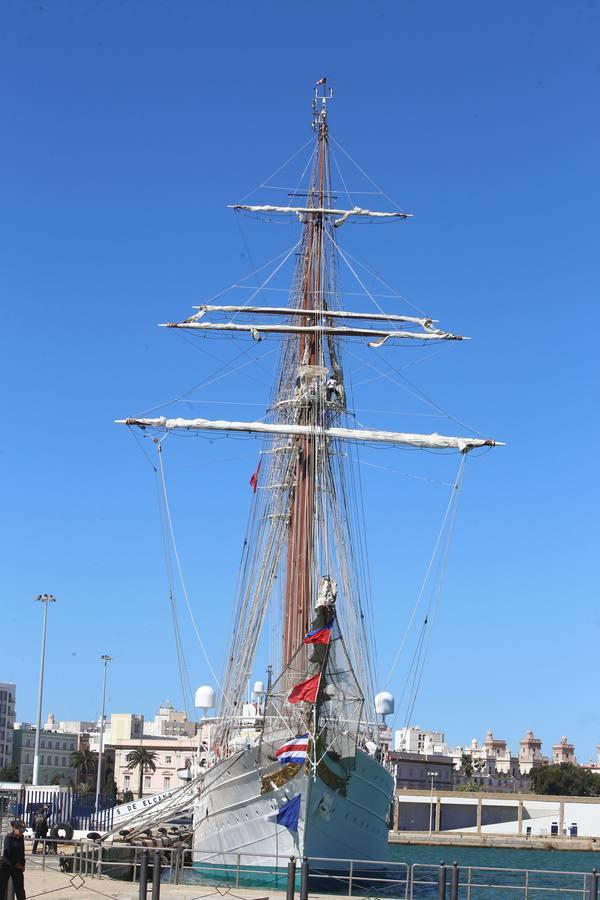 El &#039;Juan Sebastián de Elcano&#039;, listo para salir del muelle de Cádiz este domingo