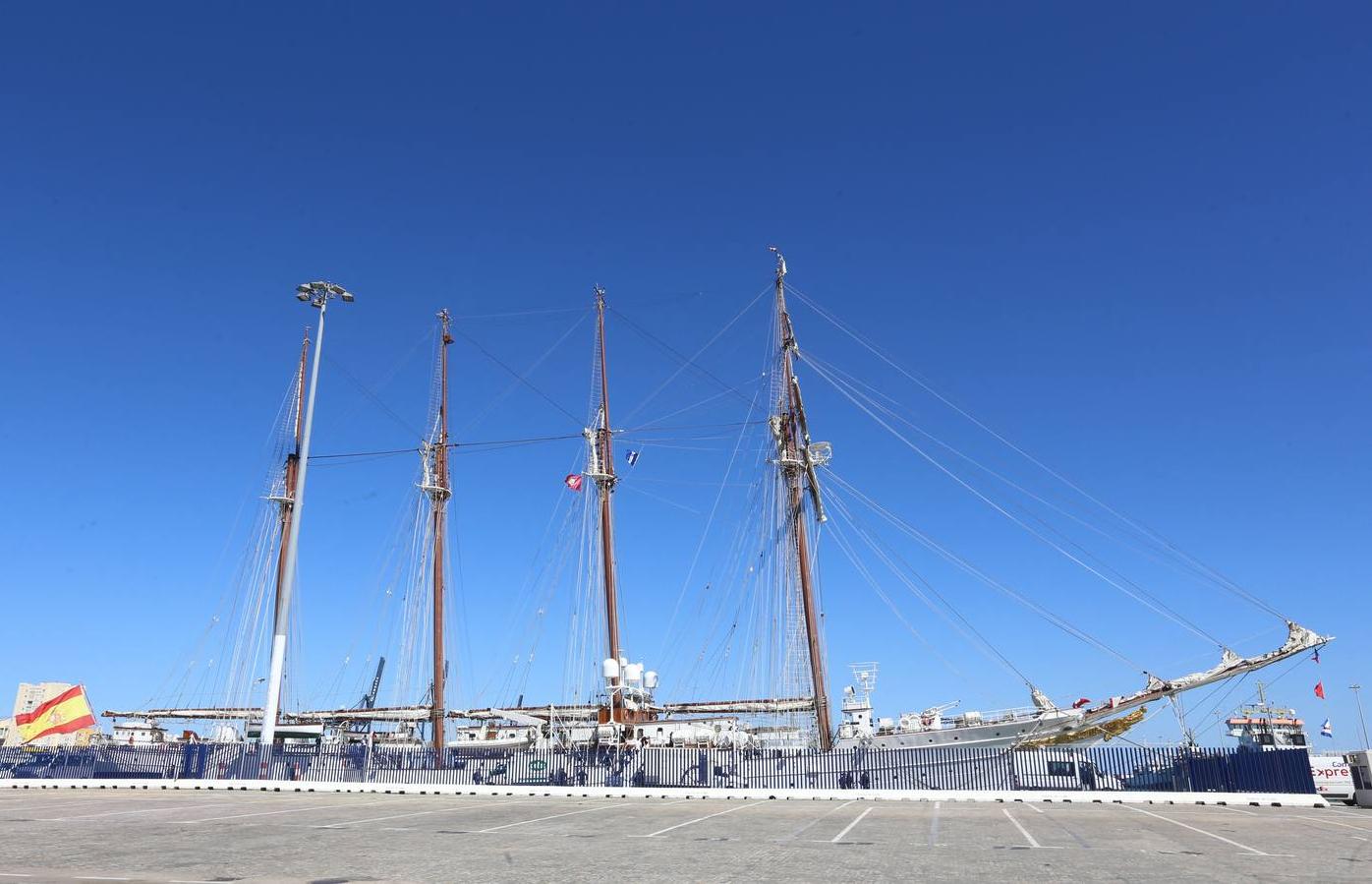 El &#039;Juan Sebastián de Elcano&#039;, listo para salir del muelle de Cádiz este domingo