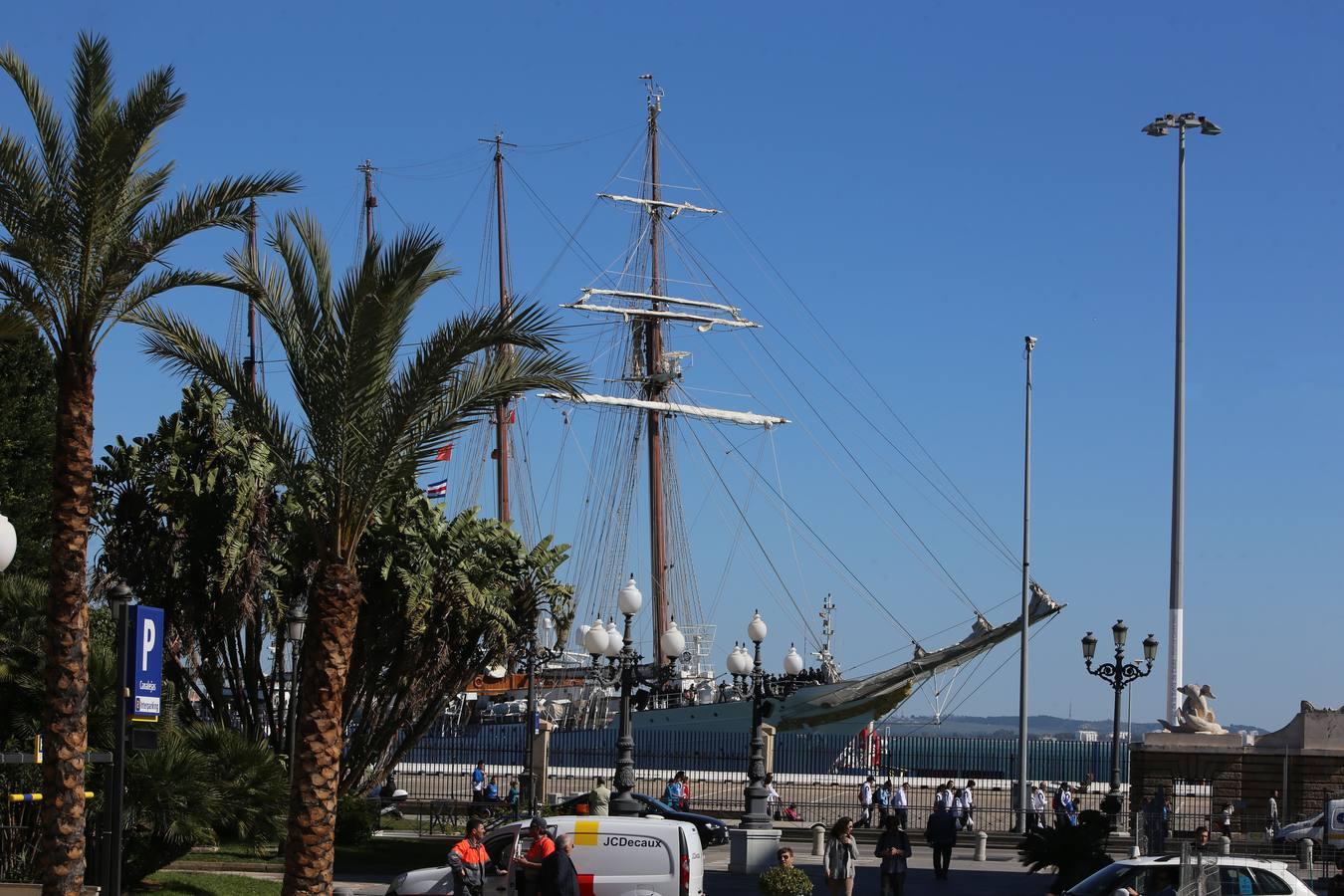 El &#039;Juan Sebastián de Elcano&#039;, listo para salir del muelle de Cádiz este domingo