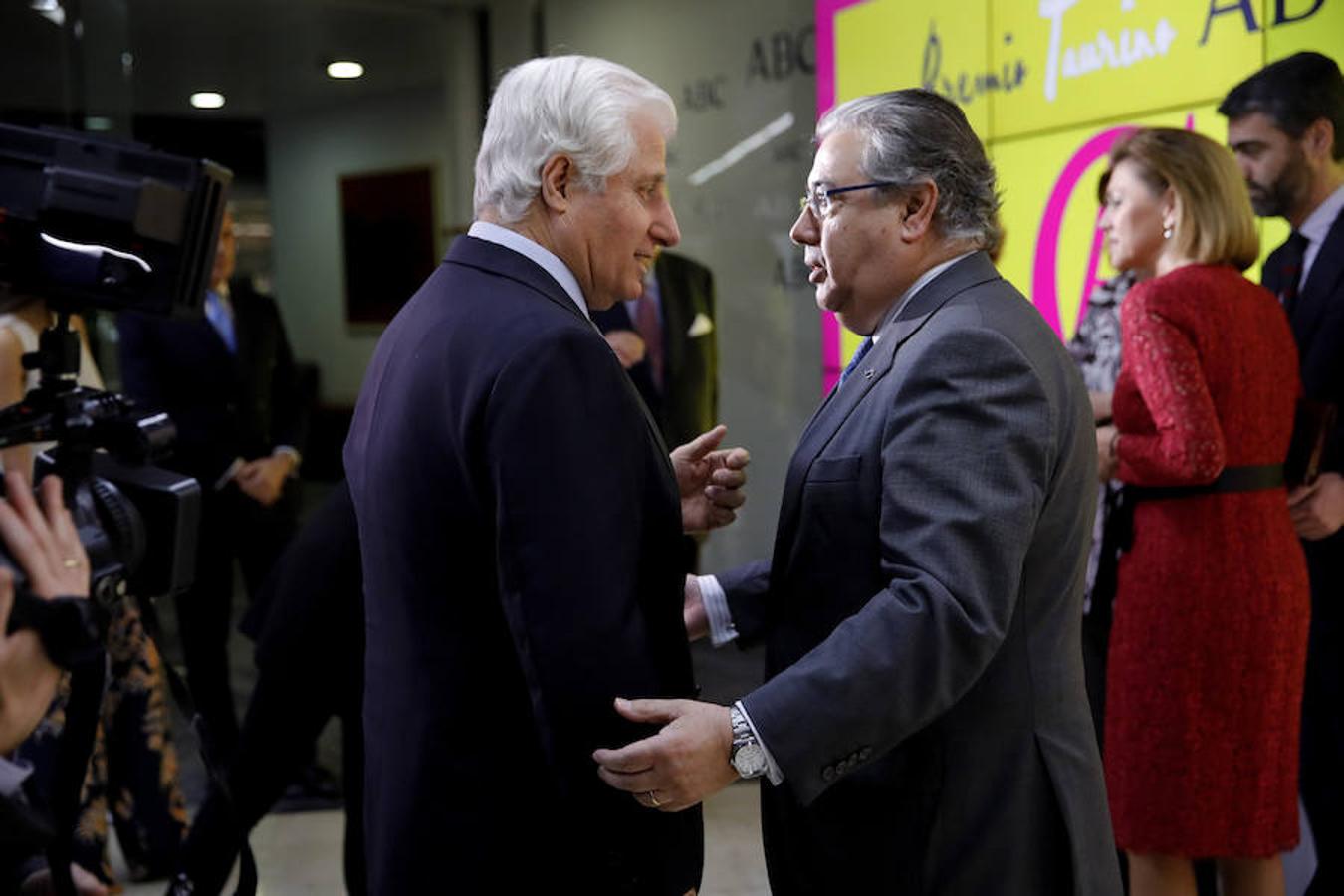 El duque de Alba, Carlos Juan Fitz-James-Stuart (i), conversa con el ministro del Interior, Juan Ignacio Zoido (d), a su llegada a la ceremonia de entrega hoy del IX Premio Taurino ABC al diestro José Antonio Morante 'Morante de la Puebla', en Madrid. 