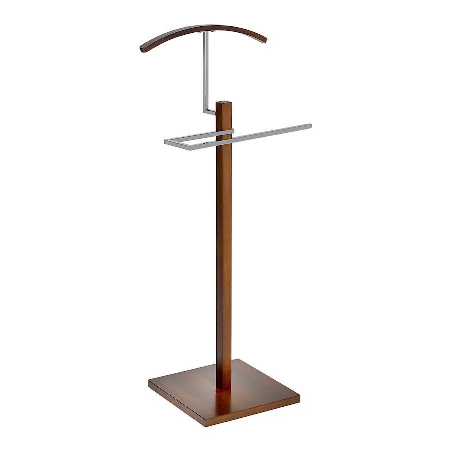 El Corte Inglés. Galán de noche de madera con motivos metálicos. Un diseño clásico que cuenta, en la parte superior, con una percha para las camisas y una barra más pequeña, para los pantalones. En El Corte Inglés: 59,95 €.