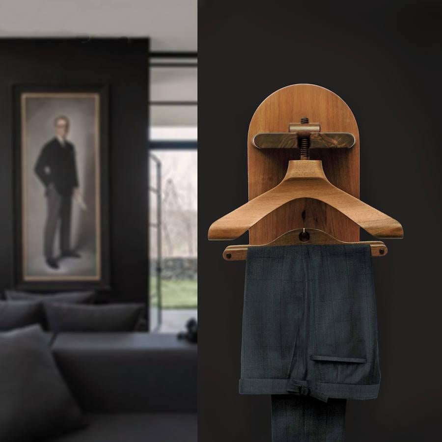 Gentleman’s Valet Company. Valet nº 9 de Gentleman’s Valet Company (gentlemansvaletcompany.co.uk) fusiona a la perfección la tradición con el estilo de vida moderno. Además, al ir en la pared, no ocupa espacio. Unos 1.500 €.
