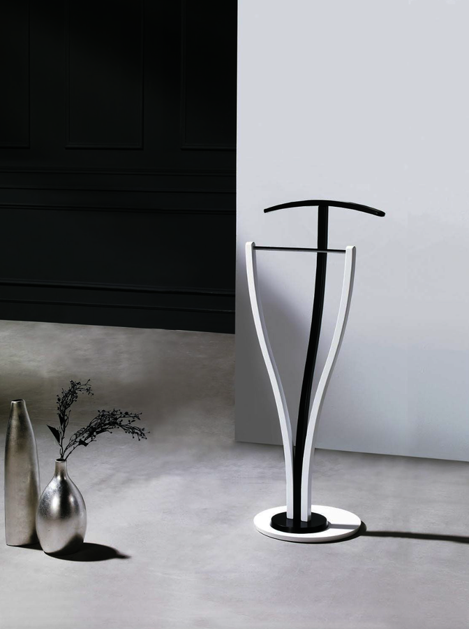 Dissery. Con un estilo moderno y formas sinuosas y redondeadas, el galán Sean pone un toque de estilo en el dormitorio. De Dissery, en ociohogar.com, 223,11 €.