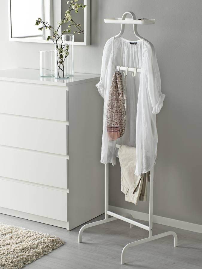 Ikea. Sencillo y funcional, incorpora tres ganchos para cinturones, pañuelos o collares y una bandeja desmontable, para la bisutería y otros objetos pequeños. Mulig de Ikea (14,99 €).