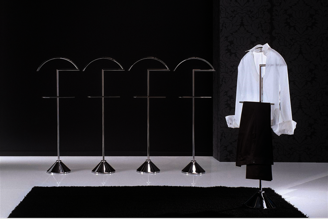 Porada. Una estructura de metal, que encuentra en la misma sencillez el secreto de su éxito. Modelo Clip de Porada, en muebleslluesma.com, 352 €.