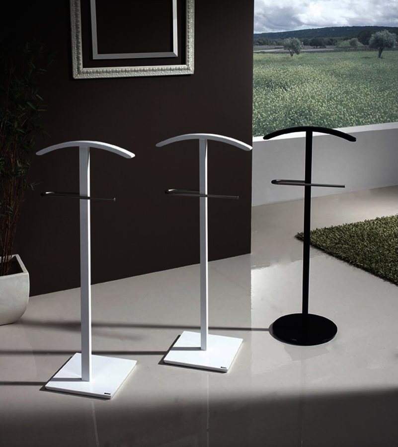 John. El galán de noche John es una pieza sencilla, capaz de integrarse en todos los estilos. En ociohogar.com, 103,95 €.