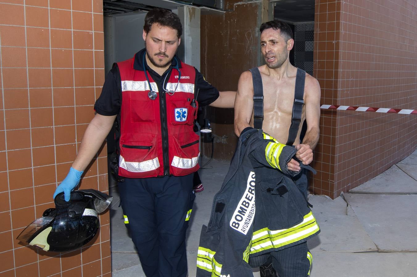 Los bomberos toman la Torre Sevilla