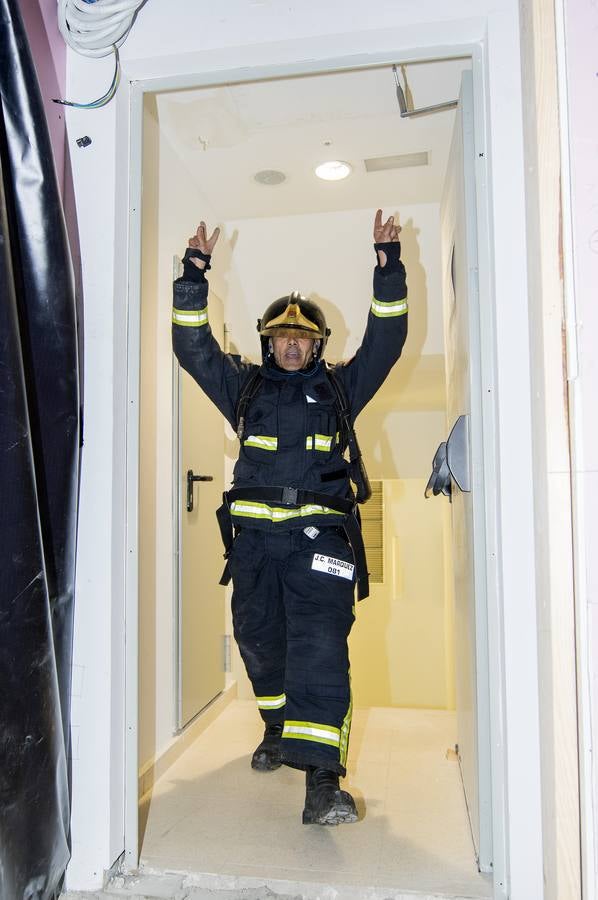 Los bomberos toman la Torre Sevilla