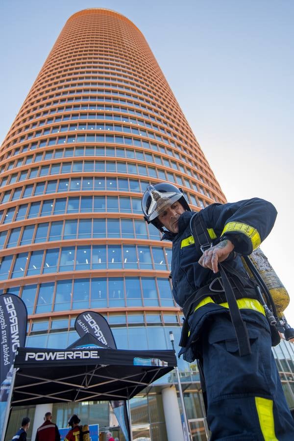 Los bomberos toman la Torre Sevilla