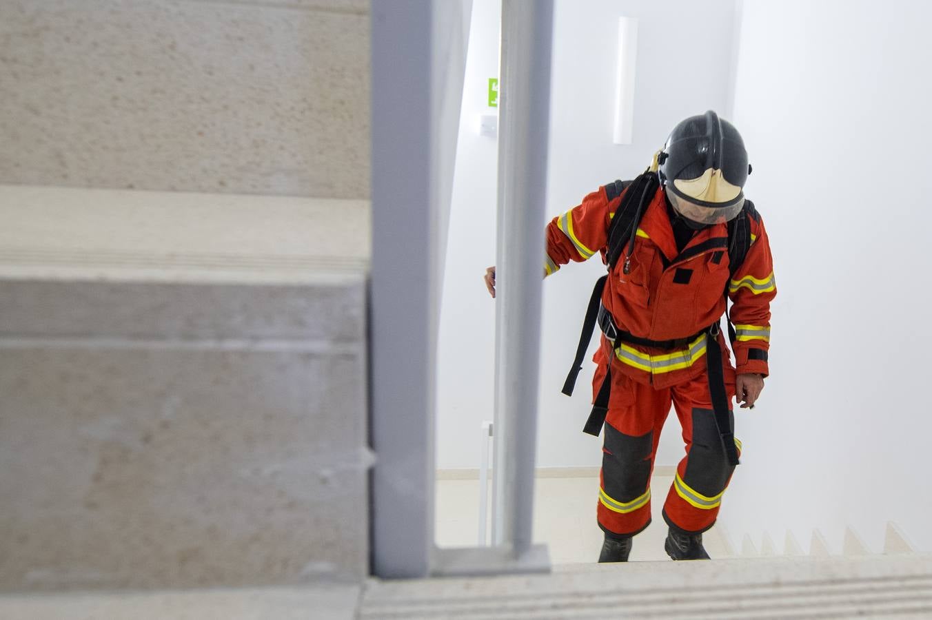 Los bomberos toman la Torre Sevilla